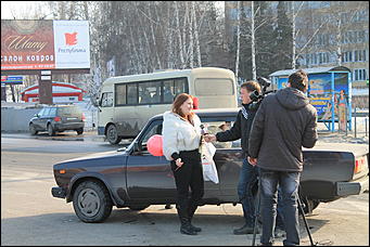 7 март 2012 г.,  Барнаул   Автоцентр АНТ официальный дилер CITROЁN совместно с отделом ГИБДД УМВД России по г.Барнаулу поздравил девушек-водителей с международным женским днём