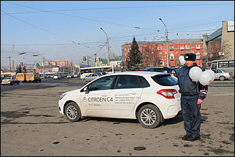 7 март 2012 г.,  Барнаул   Автоцентр АНТ официальный дилер CITROЁN совместно с отделом ГИБДД УМВД России по г.Барнаулу поздравил девушек-водителей с международным женским днём