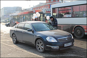 7 март 2012 г.,  Барнаул   Автоцентр АНТ официальный дилер CITROЁN совместно с отделом ГИБДД УМВД России по г.Барнаулу поздравил девушек-водителей с международным женским днём