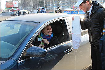 7 март 2012 г.,  Барнаул   Автоцентр АНТ официальный дилер CITROЁN совместно с отделом ГИБДД УМВД России по г.Барнаулу поздравил девушек-водителей с международным женским днём