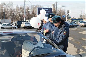 7 март 2012 г.,  Барнаул   Автоцентр АНТ официальный дилер CITROЁN совместно с отделом ГИБДД УМВД России по г.Барнаулу поздравил девушек-водителей с международным женским днём