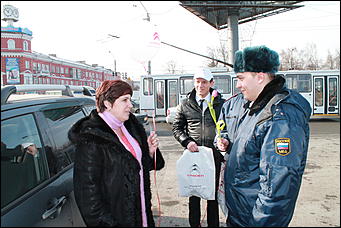 7 март 2012 г.,  Барнаул   Автоцентр АНТ официальный дилер CITROЁN совместно с отделом ГИБДД УМВД России по г.Барнаулу поздравил девушек-водителей с международным женским днём