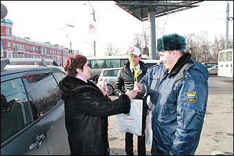 7 март 2012 г.,  Барнаул   Автоцентр АНТ официальный дилер CITROЁN совместно с отделом ГИБДД УМВД России по г.Барнаулу поздравил девушек-водителей с международным женским днём