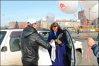 7 март 2012 г.,  Барнаул   Автоцентр АНТ официальный дилер CITROЁN совместно с отделом ГИБДД УМВД России по г.Барнаулу поздравил девушек-водителей с международным женским днём