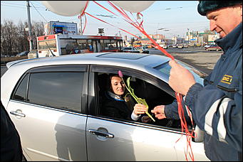 7 март 2012 г.,  Барнаул   Автоцентр АНТ официальный дилер CITROЁN совместно с отделом ГИБДД УМВД России по г.Барнаулу поздравил девушек-водителей с международным женским днём