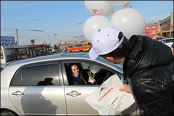 7 март 2012 г.,  Барнаул   Автоцентр АНТ официальный дилер CITROЁN совместно с отделом ГИБДД УМВД России по г.Барнаулу поздравил девушек-водителей с международным женским днём