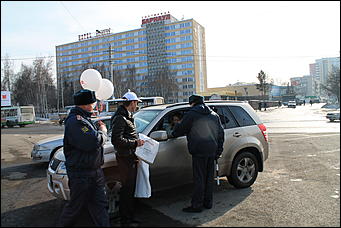 7 март 2012 г.,  Барнаул   Автоцентр АНТ официальный дилер CITROЁN совместно с отделом ГИБДД УМВД России по г.Барнаулу поздравил девушек-водителей с международным женским днём