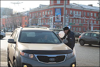 7 март 2012 г.,  Барнаул   Автоцентр АНТ официальный дилер CITROЁN совместно с отделом ГИБДД УМВД России по г.Барнаулу поздравил девушек-водителей с международным женским днём