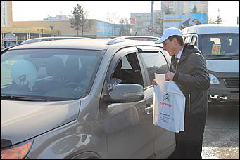 7 март 2012 г.,  Барнаул   Автоцентр АНТ официальный дилер CITROЁN совместно с отделом ГИБДД УМВД России по г.Барнаулу поздравил девушек-водителей с международным женским днём