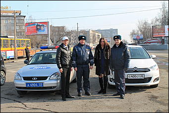 7 март 2012 г.,  Барнаул   Автоцентр АНТ официальный дилер CITROЁN совместно с отделом ГИБДД УМВД России по г.Барнаулу поздравил девушек-водителей с международным женским днём