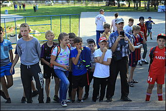 24 августа 2017 г., Барнаул. Екатерина Смолихина   Неудержимые фанаты и узбекский национальный костюм: как прошла поездка Андрея Аршавина в Барнаул