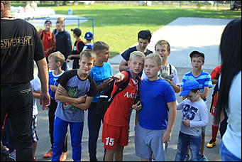 24 августа 2017 г., Барнаул. Екатерина Смолихина   Неудержимые фанаты и узбекский национальный костюм: как прошла поездка Андрея Аршавина в Барнаул