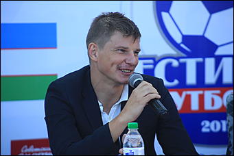 24 августа 2017 г., Барнаул. Екатерина Смолихина   Неудержимые фанаты и узбекский национальный костюм: как прошла поездка Андрея Аршавина в Барнаул