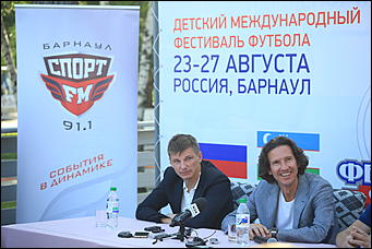 24 августа 2017 г., Барнаул. Екатерина Смолихина   Неудержимые фанаты и узбекский национальный костюм: как прошла поездка Андрея Аршавина в Барнаул