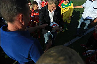 24 августа 2017 г., Барнаул. Екатерина Смолихина   Неудержимые фанаты и узбекский национальный костюм: как прошла поездка Андрея Аршавина в Барнаул