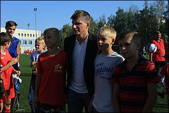 24 августа 2017 г., Барнаул. Екатерина Смолихина   Неудержимые фанаты и узбекский национальный костюм: как прошла поездка Андрея Аршавина в Барнаул