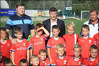 24 августа 2017 г., Барнаул. Екатерина Смолихина   Неудержимые фанаты и узбекский национальный костюм: как прошла поездка Андрея Аршавина в Барнаул