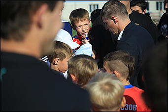 24 августа 2017 г., Барнаул. Екатерина Смолихина   Неудержимые фанаты и узбекский национальный костюм: как прошла поездка Андрея Аршавина в Барнаул