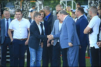 24 августа 2017 г., Барнаул. Екатерина Смолихина   Неудержимые фанаты и узбекский национальный костюм: как прошла поездка Андрея Аршавина в Барнаул