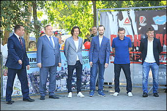 24 августа 2017 г., Барнаул. Екатерина Смолихина   Неудержимые фанаты и узбекский национальный костюм: как прошла поездка Андрея Аршавина в Барнаул