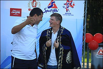 24 августа 2017 г., Барнаул. Екатерина Смолихина   Неудержимые фанаты и узбекский национальный костюм: как прошла поездка Андрея Аршавина в Барнаул