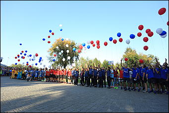 24 августа 2017 г., Барнаул. Екатерина Смолихина   Неудержимые фанаты и узбекский национальный костюм: как прошла поездка Андрея Аршавина в Барнаул
