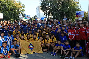 24 августа 2017 г., Барнаул. Екатерина Смолихина   Неудержимые фанаты и узбекский национальный костюм: как прошла поездка Андрея Аршавина в Барнаул