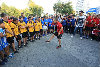 24 августа 2017 г., Барнаул. Екатерина Смолихина   Неудержимые фанаты и узбекский национальный костюм: как прошла поездка Андрея Аршавина в Барнаул