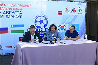 24 августа 2017 г., Барнаул. Екатерина Смолихина   Неудержимые фанаты и узбекский национальный костюм: как прошла поездка Андрея Аршавина в Барнаул