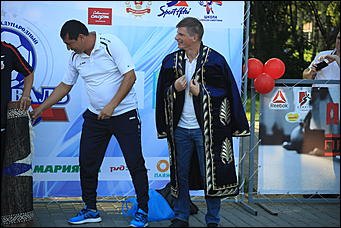 24 августа 2017 г., Барнаул. Екатерина Смолихина   Неудержимые фанаты и узбекский национальный костюм: как прошла поездка Андрея Аршавина в Барнаул