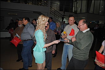    Салон «Автомагистраль» презентовал обновленный УАЗ «Патриот» и вручил ключи первым  покупателям