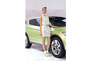   Автосалон в Париже: лучшие девушки Франции (auto.mail.ru)