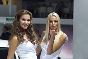   Автосалон в Париже: лучшие девушки Франции (auto.mail.ru)