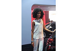   Автосалон в Париже: лучшие девушки Франции (auto.mail.ru)