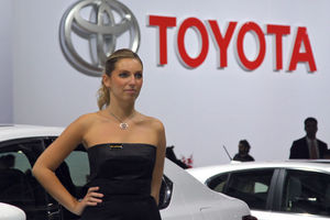   Автосалон в Париже: лучшие девушки Франции (auto.mail.ru)