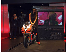   Автосалон в Париже: лучшие девушки Франции (auto.mail.ru)