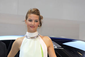   Автосалон в Париже: лучшие девушки Франции (auto.mail.ru)