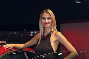   Автосалон в Париже: лучшие девушки Франции (auto.mail.ru)