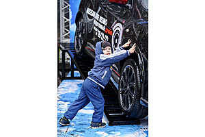   Автоцентр АНТ поздравил жителей с Днем города!