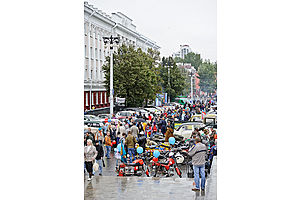   Автоцентр АНТ поздравил жителей с Днем города!