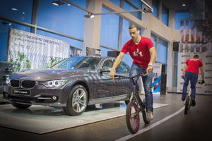   НОВЫЙ BMW 3 СЕРИИ. Автосалон "Дикси", официальный дилер BMW представил новое поколение победителей.