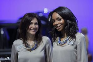   Девушки автосалона в Нью-Йорке 2012