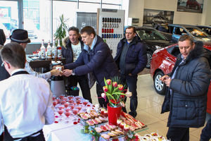   Автоцентр АНТ - официальный дилер Hyundai поздравил всех влюбленных в автомобили, горячими специальными условиями покупки!