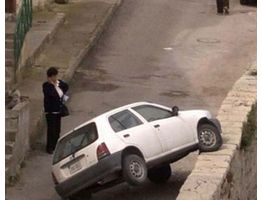   Женщина за рулем...
