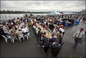 20 августа 2011 г., Барнаул   45-летие Барнаульского лётного училища: шествие и званый обед 