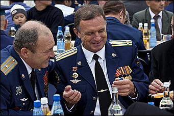 20 августа 2011 г., Барнаул   45-летие Барнаульского лётного училища: шествие и званый обед 