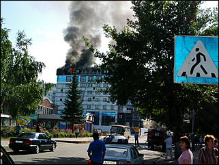 14 августа 2006 г., Белокуриха   Пожар гостиничного комплекса в Белокурихе (фото Кирилла Дорофеева, газета "Планета NEWS")