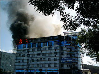 14 августа 2006 г., Белокуриха   Пожар гостиничного комплекса в Белокурихе (фото Кирилла Дорофеева, газета "Планета NEWS")