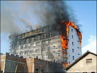 14 августа 2006 г., Белокуриха   Пожар гостиничного комплекса в Белокурихе (фото Кирилла Дорофеева, газета "Планета NEWS")