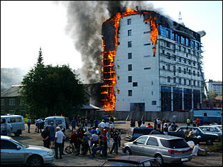 14 августа 2006 г., Белокуриха   Пожар гостиничного комплекса в Белокурихе (фото Кирилла Дорофеева, газета "Планета NEWS")
